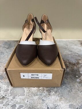 Journee Collection Bettie Brown Pointed Slingback Heels